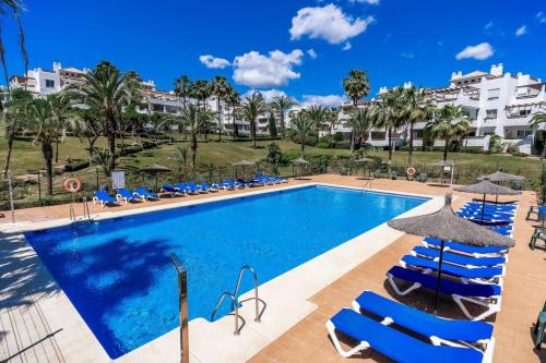 Ultimate Rentals- 2BR Apt with Sea View 5 Min to Beach Selwo Hills 2