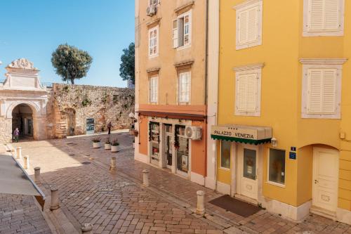 Zarina Suite - Old Town Center