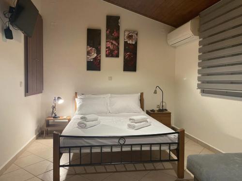 Un dormitorio con una cama con toallas. en Voupalou Apartments 2, en Chios