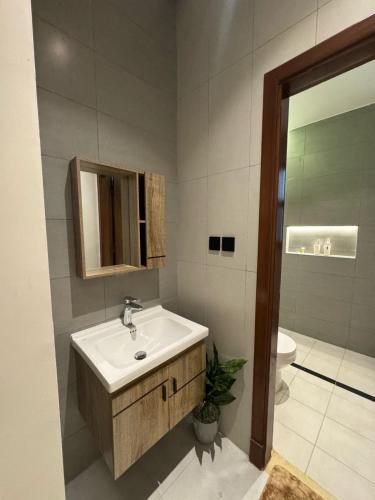 a bathroom with a sink and a toilet at شقه مفروشة ببطحاء قريش in An Nikāshah