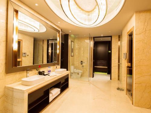 Bilik mandi di Primus Hotel Yinchuan