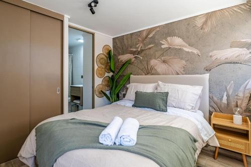 Una cama o camas en una habitación de Bright Santiago Apartment Near Attractions