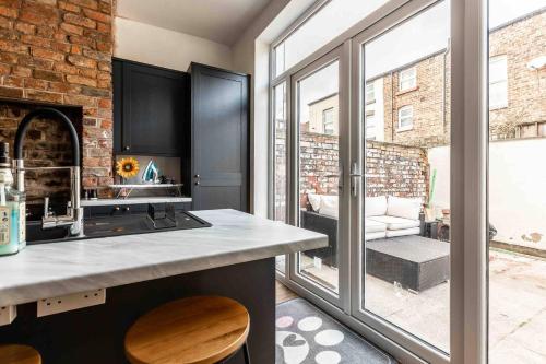 Ảnh trong thư viện ảnh của Belgrave 2Mins to Train Inc Parking w EV Port ở Liverpool