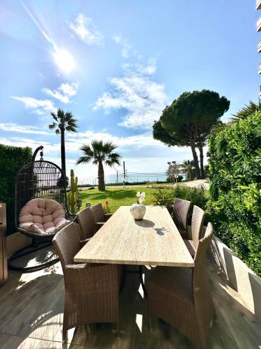 Photo de la galerie de l'établissement Duplex bord de mer - Clim - Terrasse vue mer - Parking gratuit, à Cannes
