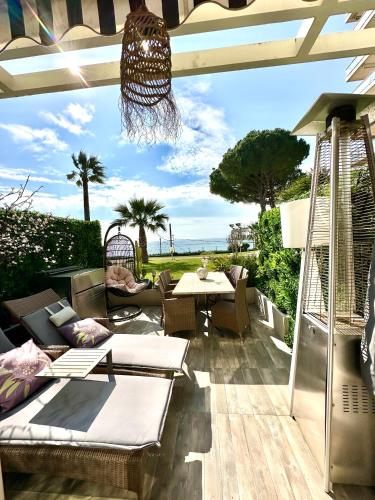 Photo de la galerie de l'établissement Duplex bord de mer - Clim - Terrasse vue mer - Parking gratuit, à Cannes