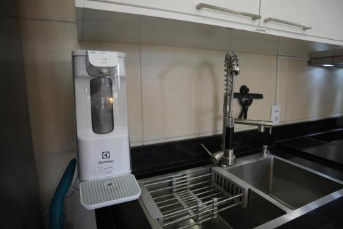 a kitchen with a mixer next to a sink at Apartamento de luxo em Candeias BEACH in Recife