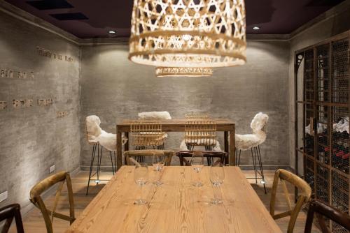 une salle à manger avec une table, des chaises et un lustre dans l'établissement Casa entre viñedo con vista a la Cordillera, à Las Compuertas