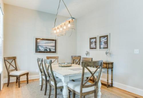 una sala da pranzo con tavolo e sedie bianchi di 412A The Inlet House Spacious 4 BR Townhouse Walking Distance to the Beach a Virginia Beach