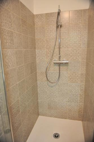 une salle de bain avec douche et toilettes dans l'établissement Appartement Lido de la Marana, à Lucciana