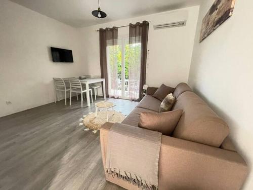 ein Wohnzimmer mit Sofa und Tisch in der Unterkunft Appartement Lido de la Marana in Lucciana