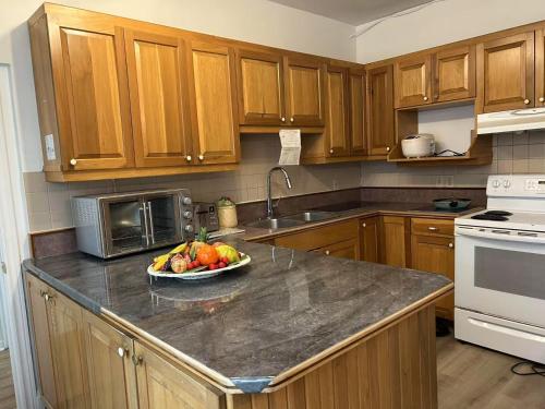 a kitchen with a bowl of fruit on a counter at Spacious 17 Guest Stay Yonge St Richmond Hill Prime Location in Richmond Hill