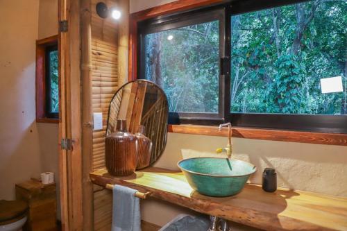 a bathroom with a bowl sink and a window at Caravana junto al río en la huasteca potosina in Aquismón