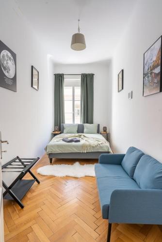 a bedroom with a bed and a couch at Premium Suites Vienna - L'Art de Vivre in Vienna