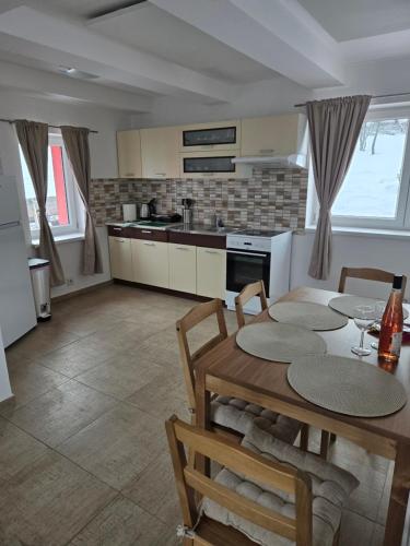 Kuchyň nebo kuchyňský kout v ubytování Apartmány Hertvinka