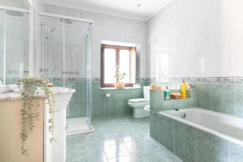 Ένα μπάνιο στο Amplio y soleado apartamento en Escalante