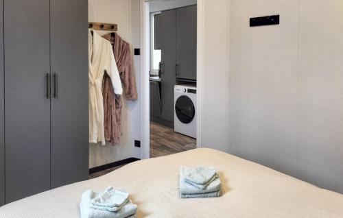 a room with a bed and a closet with towels at Casa Sallandia met Outdoor Wellness! in Haarle