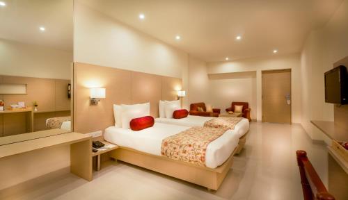 Een bed of bedden in een kamer bij Regency Tiruttani by GRT Hotels