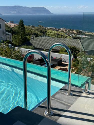 Kolam renang di atau dekat dengan Luxury Surfer's Corner Suite with Ocean Views
