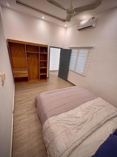 a bedroom with a large bed in a room at Chambre Salon - WiFi & Parking 42 in Abomey-Calavi