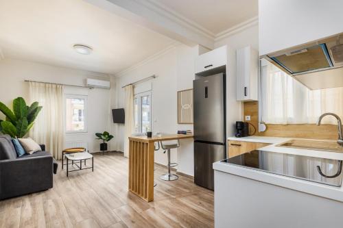 a kitchen and a living room with a counter top at Tropical & Faces by Nest in Thessaloniki