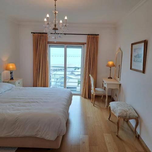 Haven in Lisbon - Exquisite 15th and Top Floor with Elevators, Parking and an incredible View from the 7 meters Balcony to the Longest Waterfront in Lisbon