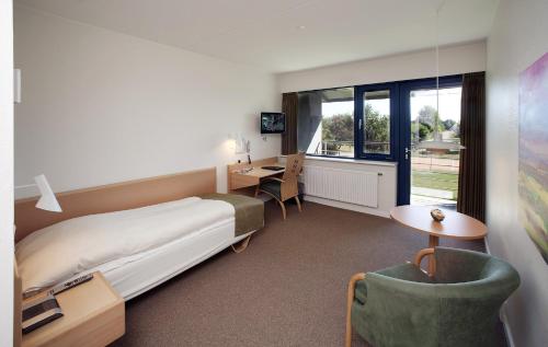 Kobæk Strand Konferencecenter tesisinde bir odada yatak veya yataklar