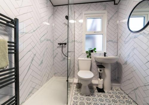 a bathroom with a toilet and a sink at Long Stay Discounts Work-friendly Free Parking in Liverpool