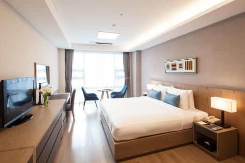 Телевизор и/или развлекательный центр в Fraser Place Central Seoul