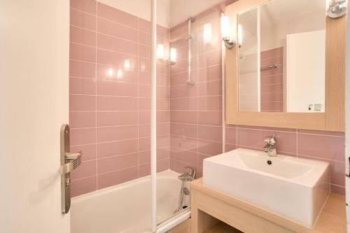 une salle de bain avec un lavabo blanc et une douche dans l'établissement Village Moliets - maeva Home - Appartement 3 pièces 5 personnes - Sélection MAE-6641, à Moliets-et-Maa