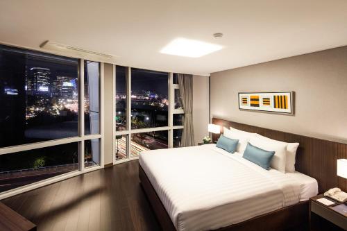 Кровать или кровати в номере Fraser Place Central Seoul