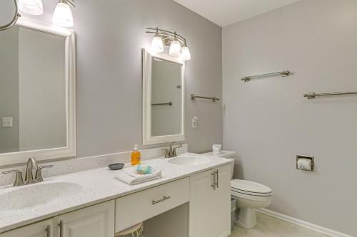Ένα μπάνιο στο Hilton Head Island Condo with Deck Less Than 1 Mi to Beaches