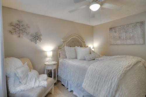 Ένα ή περισσότερα κρεβάτια σε δωμάτιο στο Beautiful Spacious & Well-Stocked Downtown Home