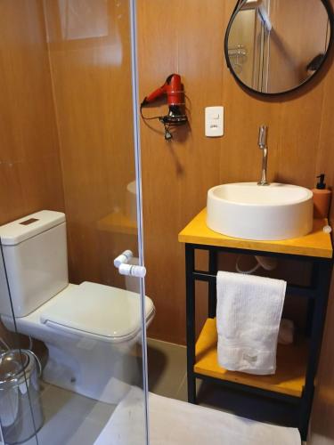 a bathroom with a toilet and a sink at Vibe Coffee Container CATUAÍ VERMELHO in Pedra Menina