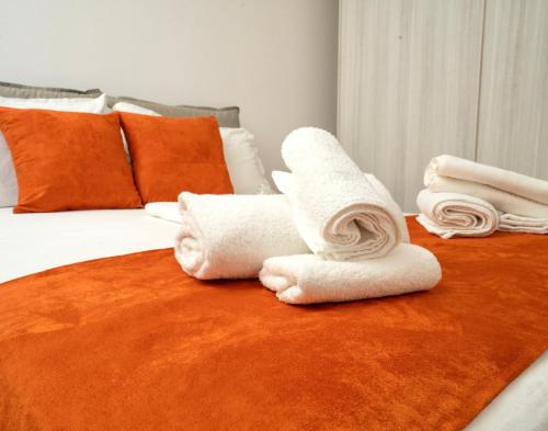 a pile of towels sitting on a bed at Villa Antonella Wellness & Jacuzzi in Ciampino