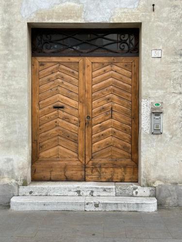 a wooden door on the side of a building at Palazzo Raspanti in Treviso
