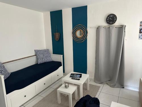 une petite pièce avec un lit et une table dans l'établissement Agréable studio saint Malo, à Saint-Malo