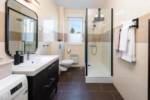 River Apartment في دوبروفنيك: حمام مع حوض ومرحاض ودش