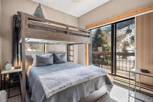 una camera da letto con un letto a castello e una grande finestra di 3 Bed 2 Bath Central Upscale Home near BC, Vail ad Avon