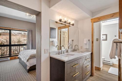 un bagno con lavandino e una camera da letto con un letto di 3 Bed 2 Bath Central Upscale Home near BC, Vail ad Avon