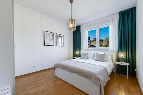 River Apartment في دوبروفنيك: غرفة نوم بيضاء مع سرير ونافذة