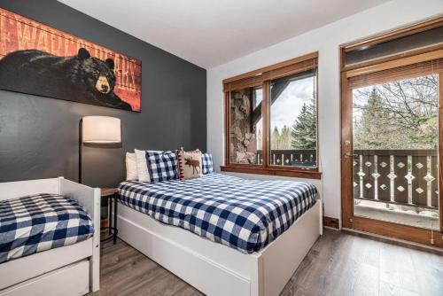 Ένα ή περισσότερα κρεβάτια σε δωμάτιο στο Luxurious Condo Gated Community Pool Hot Tubs