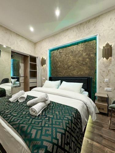 une chambre avec un grand lit avec des serviettes dessus dans l'établissement Appartement de Luxe à Lyon, à Lyon