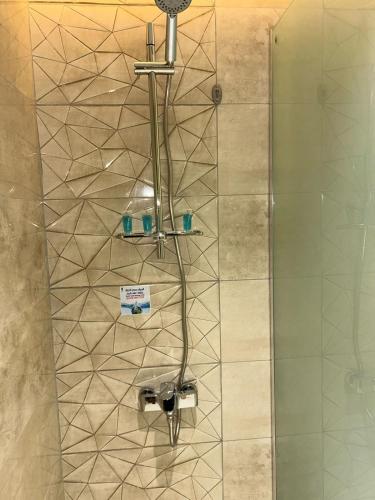 a shower in a bathroom with a glass door at فندق حياة حقل الفندقية Hayat Haql Hotel in Al Humaizah