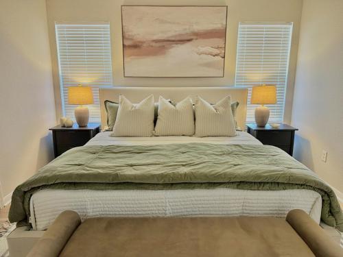 Postel nebo postele na pokoji v ubytování Perfect Home, Center of Aggieland - 3BR 3 BA 5Beds