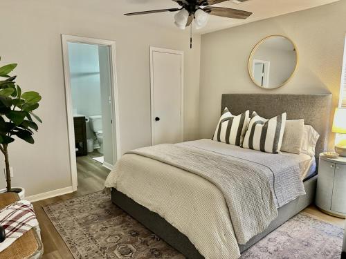 Postel nebo postele na pokoji v ubytování Perfect Home, Center of Aggieland - 3BR 3 BA 5Beds