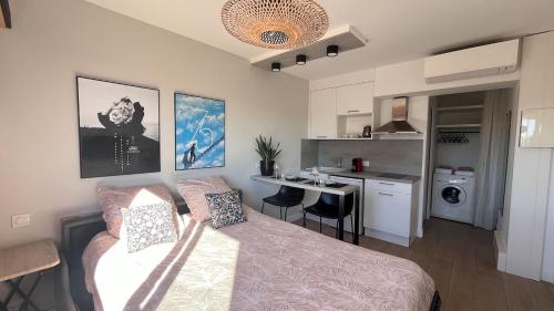 un salon avec un lit et une cuisine dans l'établissement Studio 3étoiles à 10 min du Centre - Calme, à Cannes