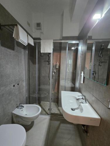 Un baño de Hotel Helios Beach