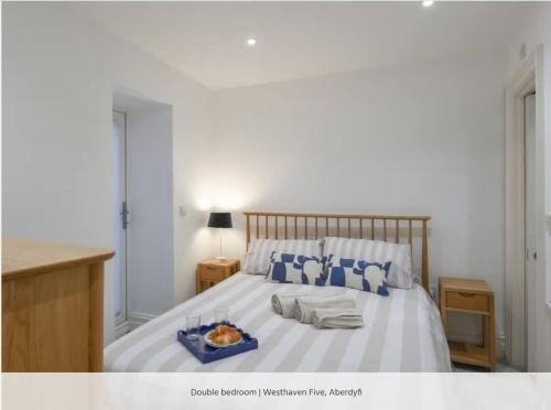 Un pat sau paturi într-o cameră la Westhaven 5 Beachfront Luxury-free Parking Permit