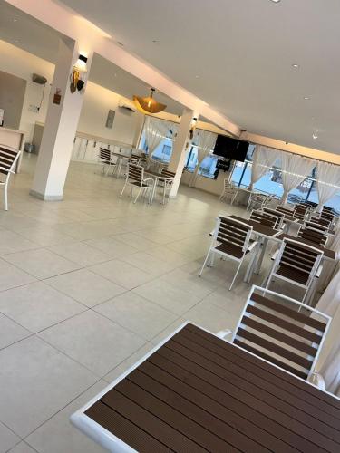 a large room with chairs and tables and a large room with at فندق حياة حقل الفندقية Hayat Haql Hotel in Al Humaizah