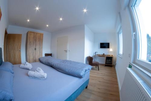 Ένα ή περισσότερα κρεβάτια σε δωμάτιο στο S-Rooms Zimmervermietung 1,2